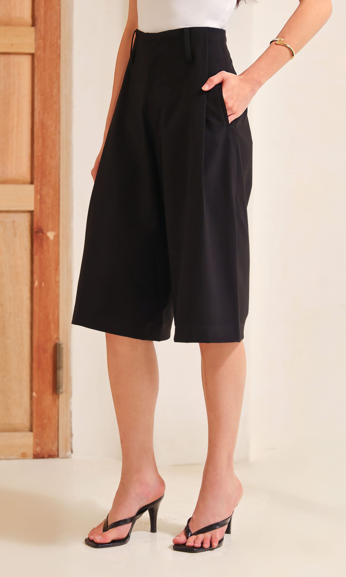 Capture Pants in Black